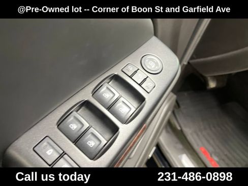 Used 2016 GMC Yukon SLT w/ Open Road Package AWD/4WD image 16