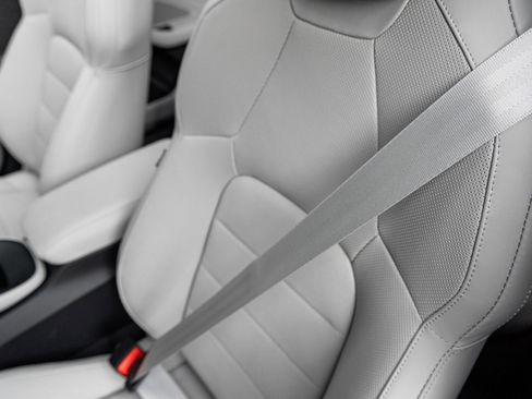 Certified 2025 Porsche Macan Electric image 17