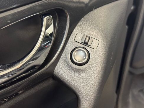 Used 2020 Nissan Rogue SV image 9