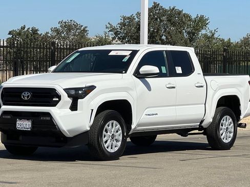 Certified 2025 Toyota Tacoma SR5 AWD/4WD image 10