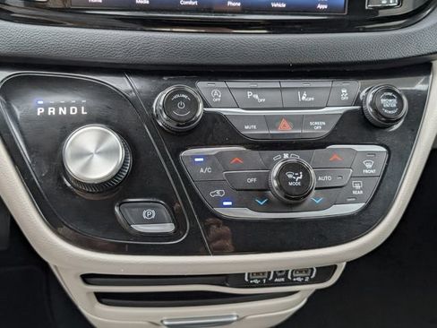 Used 2024 Chrysler Pacifica Touring-L FWD image 9