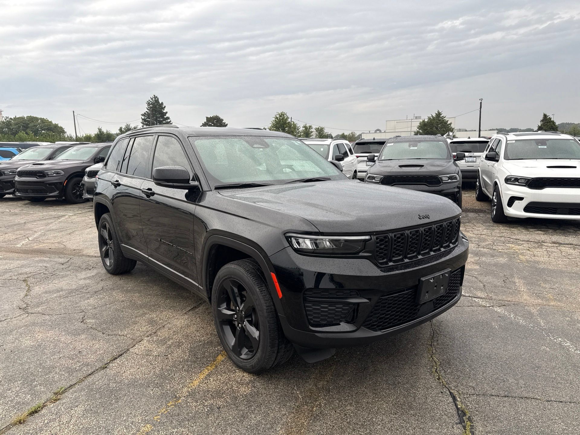 Used 2023 Jeep Grand Cherokee Altitude AWD/4WD image 4