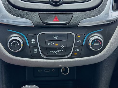 Used 2019 Chevrolet Equinox LS w/ LS Convenience Package FWD image 12