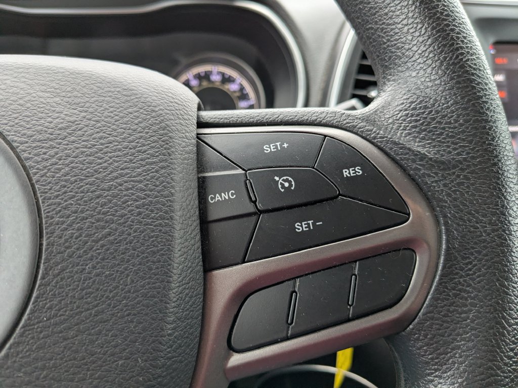 Used 2019 Jeep Cherokee Latitude w/ Popular Appearance Group AWD/4WD image 26