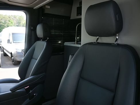 Used 2023 Mercedes-Benz Sprinter 2500 image 5