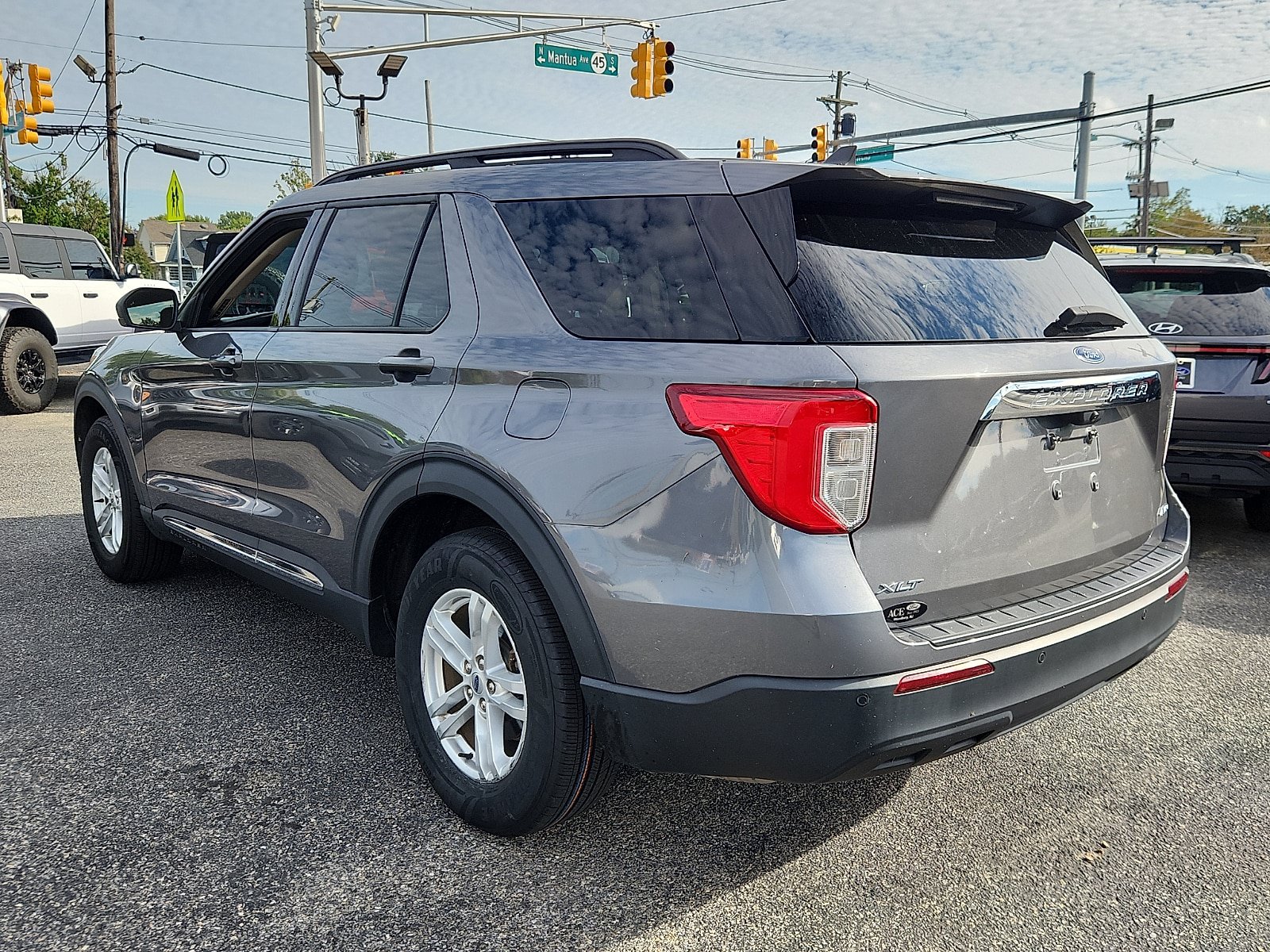 Used 2023 Ford Explorer XLT AWD/4WD image 4