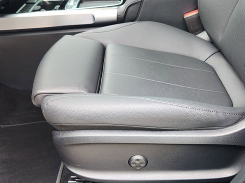 Used 2025 Mercedes-Benz GLB 250 image 17