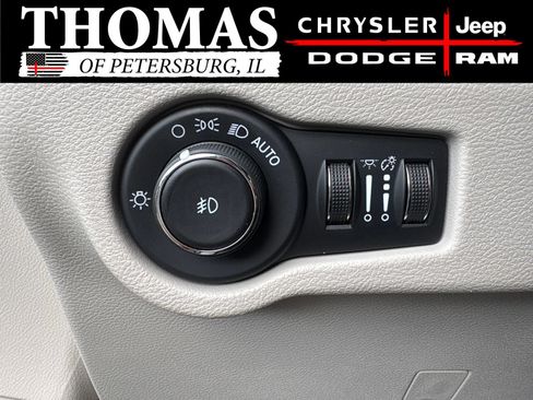 Used 2024 Chrysler Pacifica Touring-L FWD image 12