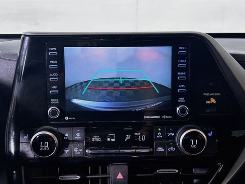 Used 2020 Toyota Highlander XLE FWD image 25