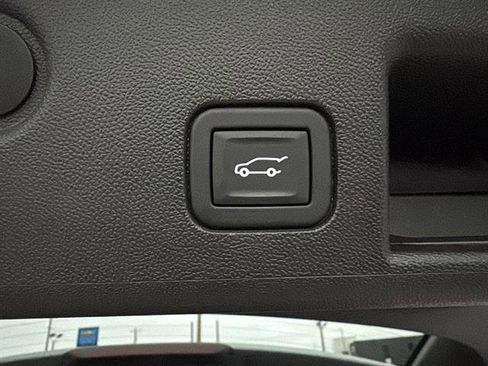 Used 2023 Chevrolet Equinox Premier image 13