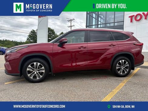 Used 2023 Toyota Highlander XLE AWD/4WD image 2