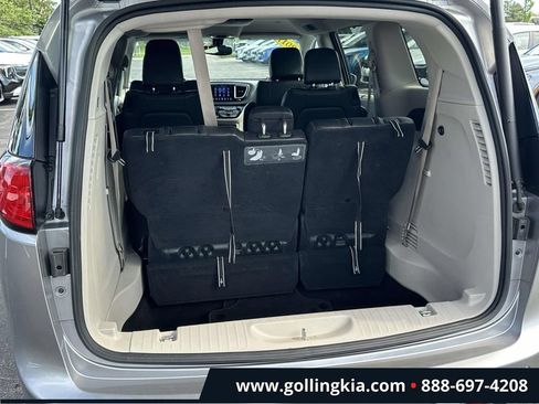 Used 2017 Chrysler Pacifica Touring-L w/ Tire & Wheel Group FWD image 8