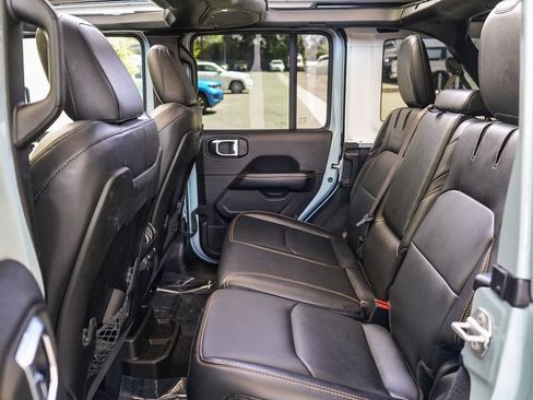 Used 2024 Jeep Wrangler Unlimited Sahara w/ Technology Group AWD/4WD image 18