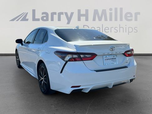 Used 2022 Toyota Camry SE w/ Convenience Package image 3