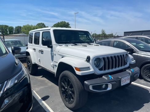 Used 2024 Jeep Wrangler Unlimited Sahara AWD/4WD image 2