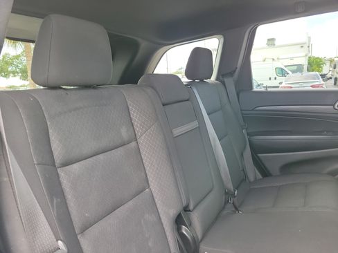 Used 2019 Jeep Grand Cherokee Laredo RWD image 6