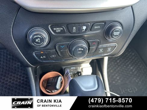 Used 2016 Jeep Cherokee Latitude w/ Cold Weather Group FWD image 25
