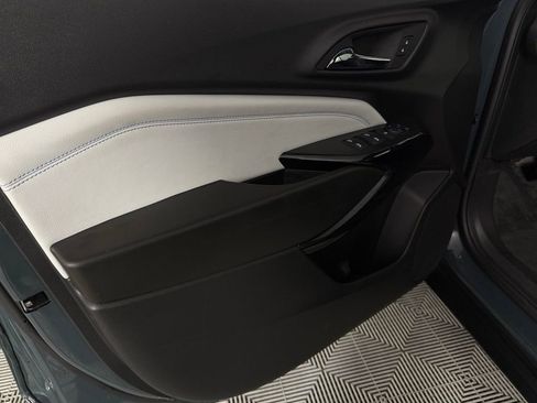 Used 2025 Chevrolet Trax LT w/ LT Convenience Package FWD image 24