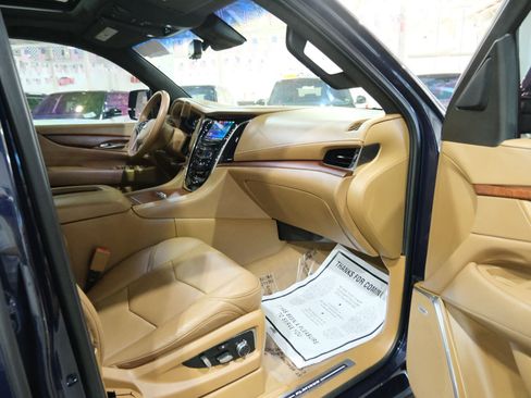 Used 2017 Cadillac Escalade Platinum image 32