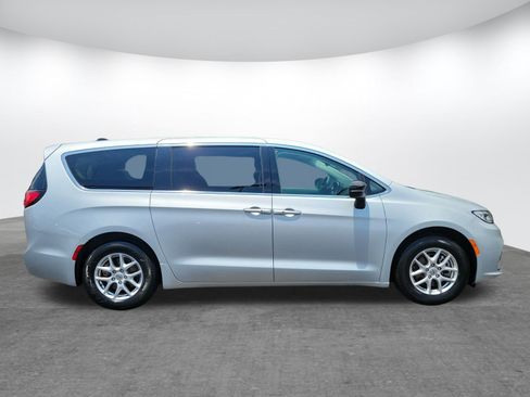 Used 2024 Chrysler Pacifica Touring-L FWD image 28