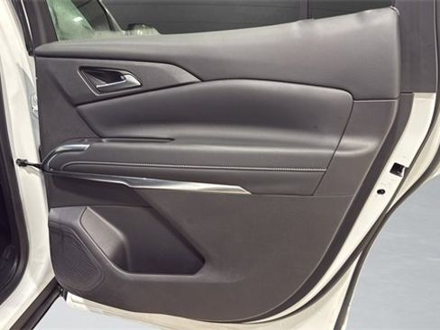 Used 2025 Chevrolet Traverse LT image 32