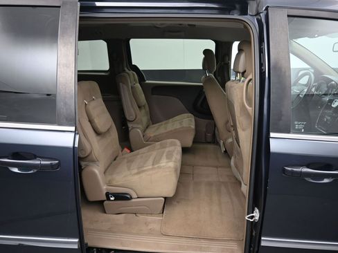 Used 2014 Chrysler Town & Country Touring image 40