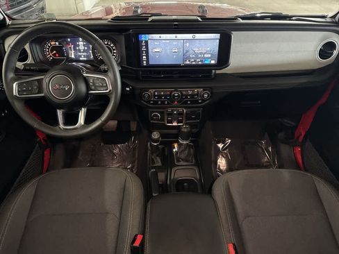 Used 2025 Jeep Wrangler Unlimited Sahara AWD/4WD image 23