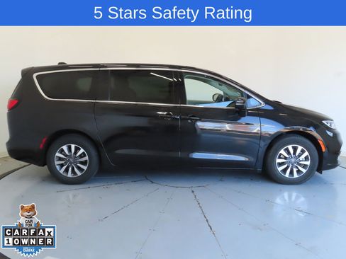 Used 2024 Chrysler Pacifica Select image 2