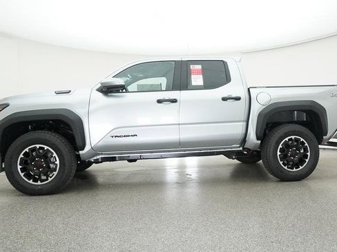 Certified 2025 Toyota Tacoma TRD Off-Road image 19