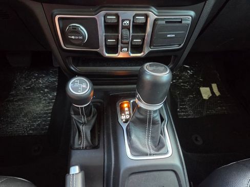 Used 2023 Jeep Wrangler Unlimited Sahara AWD/4WD image 17