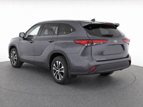 Used 2023 Toyota Highlander XLE AWD/4WD image 3