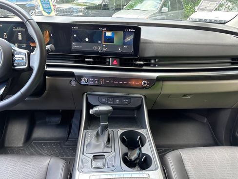 Used 2025 Kia Carnival FWD image 17