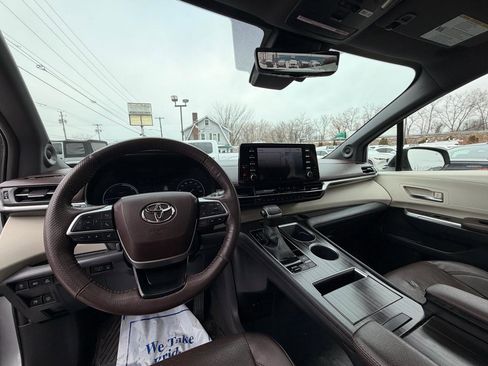 Used 2022 Toyota Sienna Platinum image 16