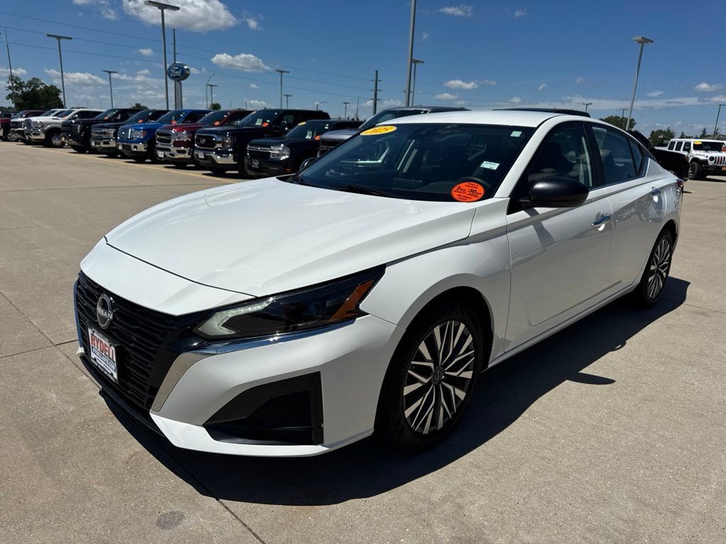 Used 2025 Nissan Altima 2.5 SV FWD image 24
