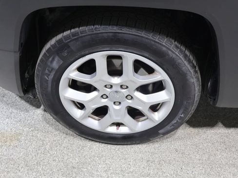 Used 2017 Jeep Renegade Latitude FWD image 10