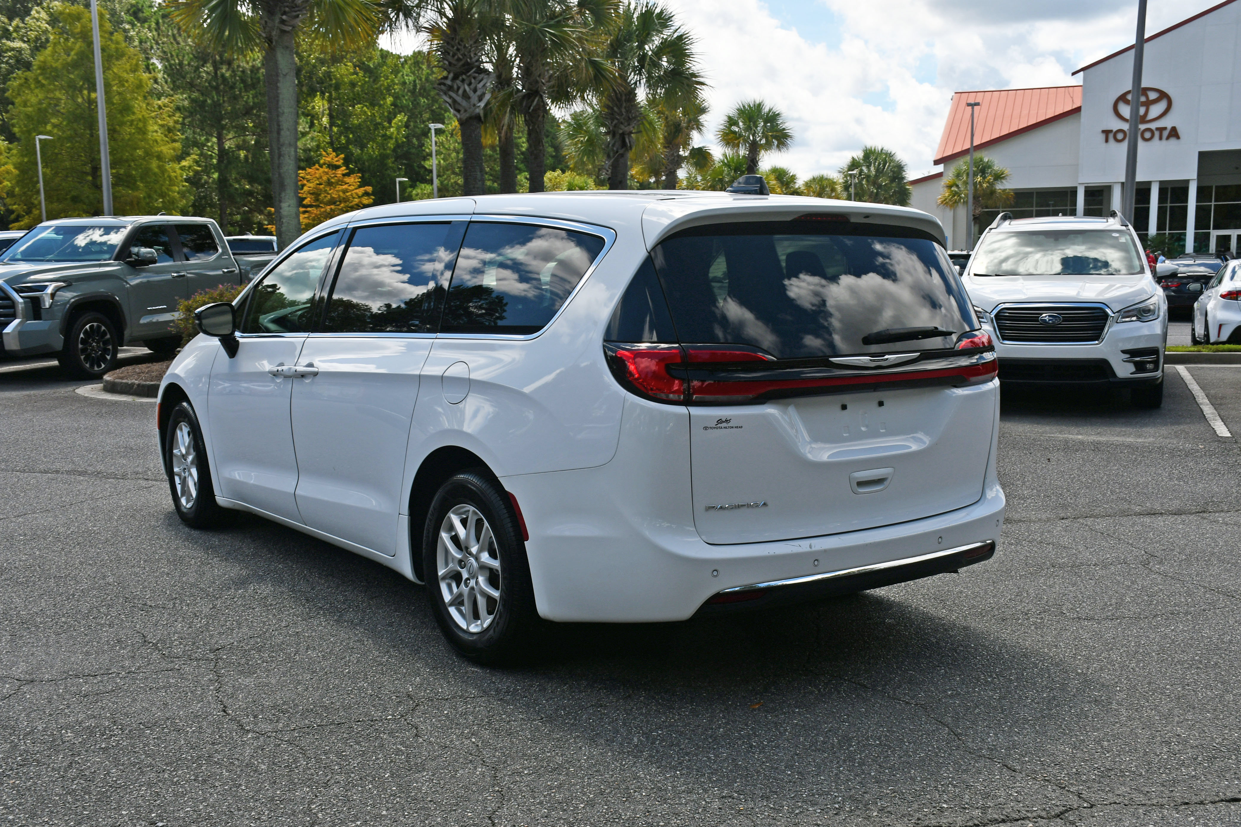 Used 2025 Chrysler Pacifica Select FWD image 3