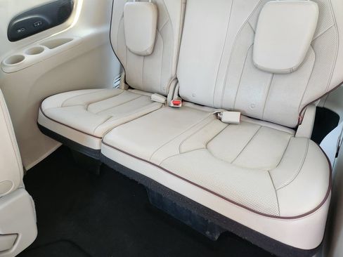 Used 2020 Chrysler Pacifica Limited FWD image 19