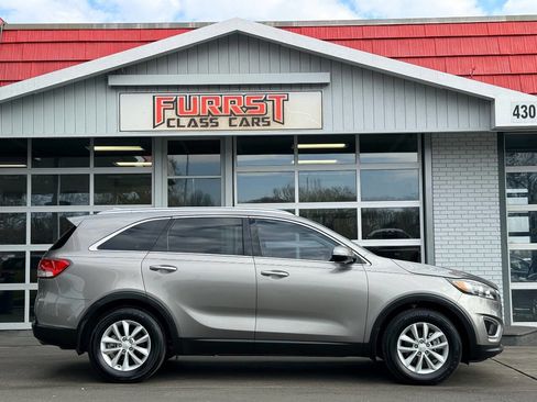 Used 2018 Kia Sorento FWD image 2