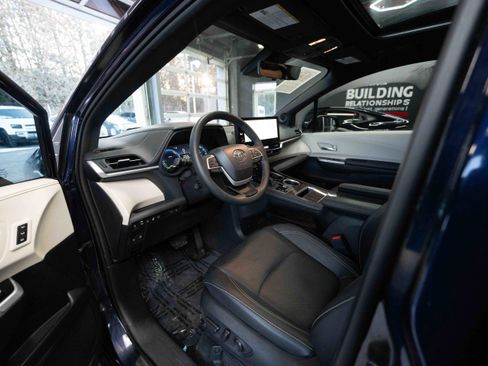 Used 2025 Toyota Sienna Platinum image 8