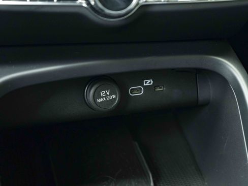 Used 2025 Volvo XC40 B5 Core AWD/4WD image 33