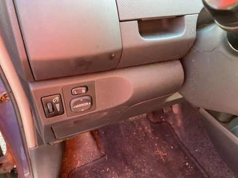 Used 2011 Toyota Yaris 4-Door Hatchback image 12