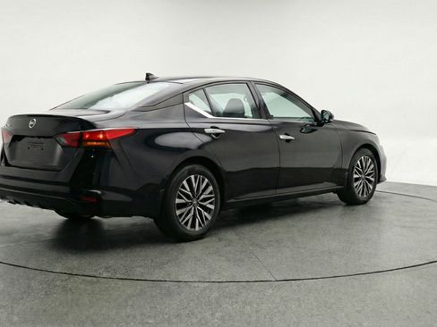 Used 2025 Nissan Altima 2.5 SV FWD image 6