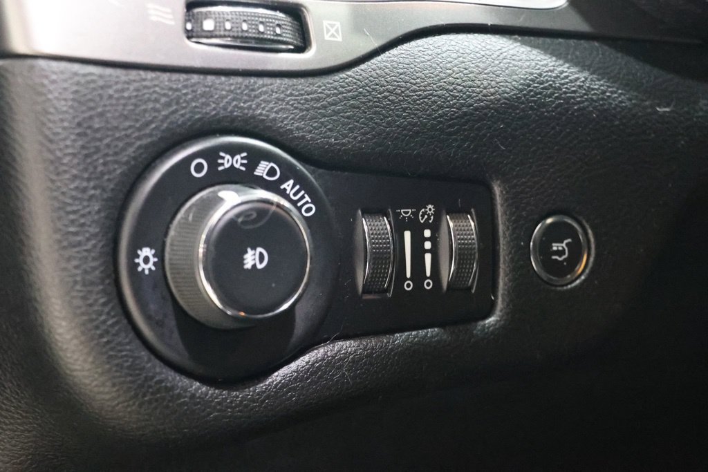 Used 2021 Jeep Cherokee Limited w/ Elite Package AWD/4WD image 23