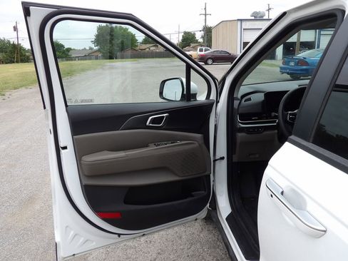 Used 2026 Kia Carnival LXS FWD image 10