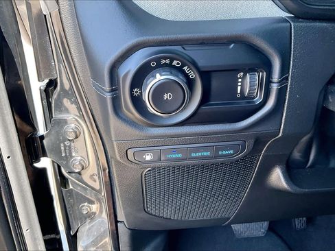 Used 2025 Jeep Wrangler Sahara image 32