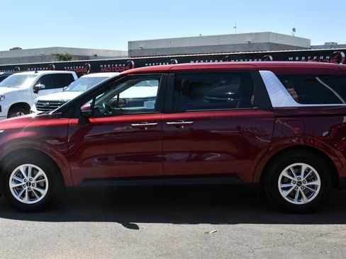 Used 2022 Kia Carnival LX FWD image 4