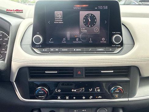 Used 2025 Nissan Rogue SV FWD image 24