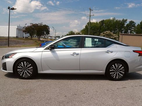 Used 2025 Nissan Altima 2.5 SV FWD image 4