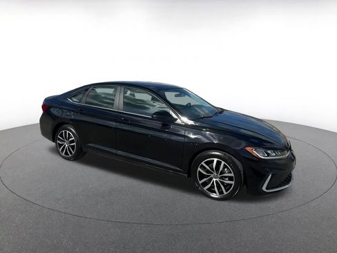 Used 2025 Volkswagen Jetta SE image 2