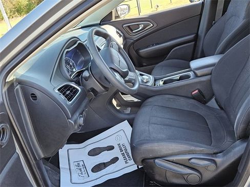 Used 2016 Chrysler 200 Limited image 6